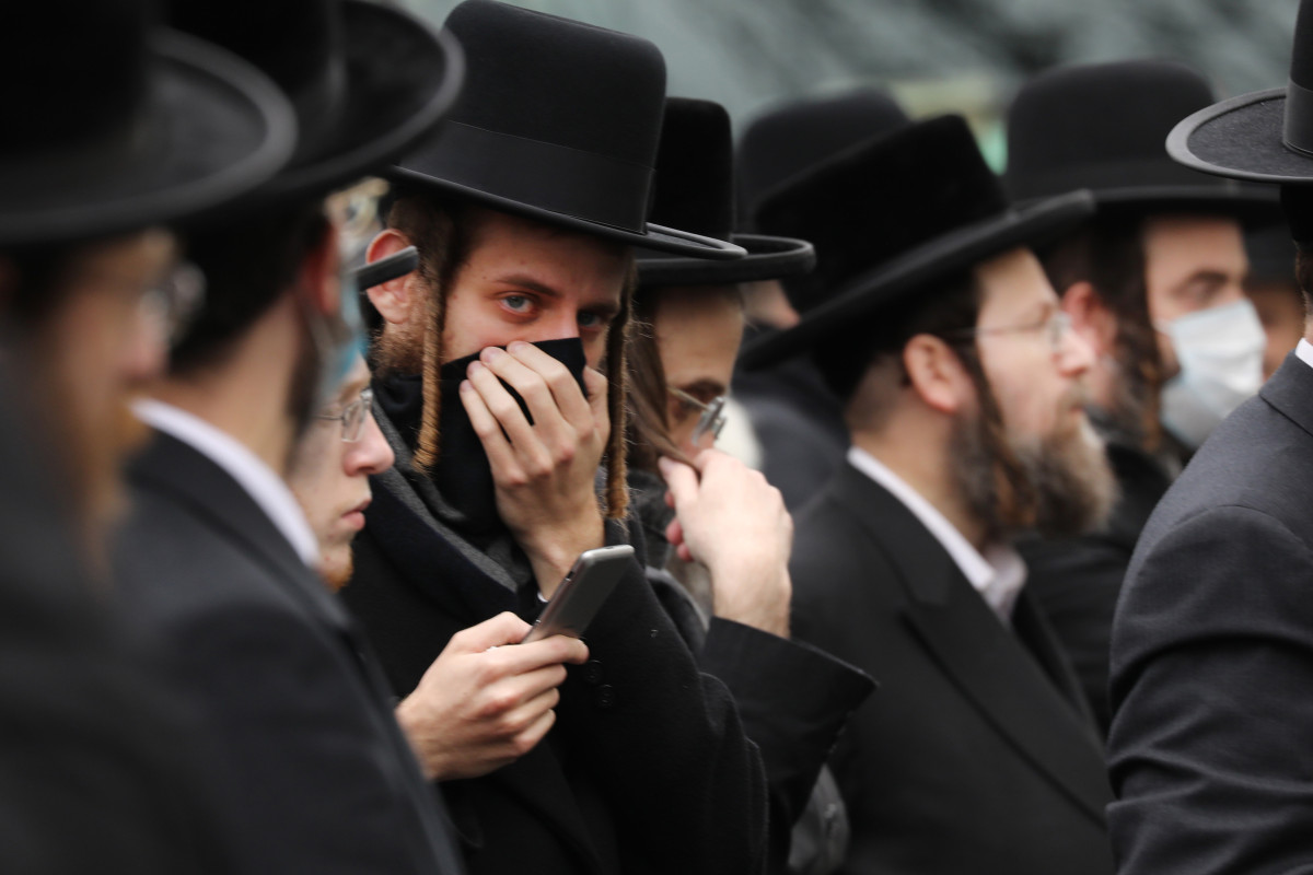 Hasidic Jews hold another funeral in Brooklyn despite coronavirus pandemic 1