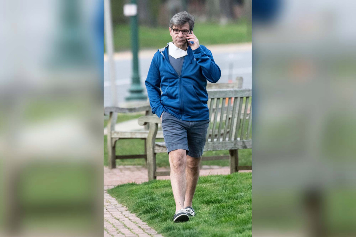 Coronavirus-stricken George Stephanopoulos ignores mask
mandate during Hamptons stroll 1
