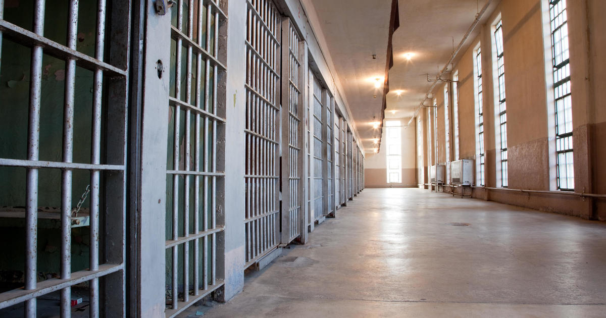 Federal prison worker who died tests positive for
coronavirus 1