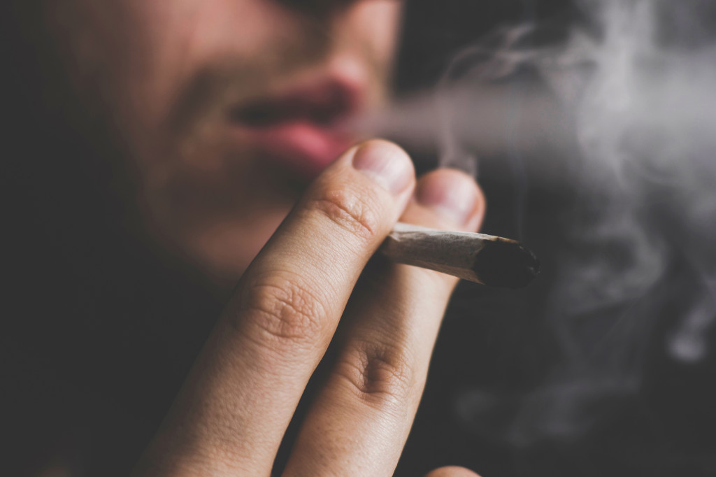 Smoking marijuana and coronavirus: Even occasional use raises risk of Covid-19 complications 1