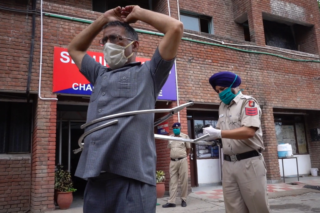 Indian cops use giant ‘tongs’ to nab people breaking
coronavirus lockdown 1