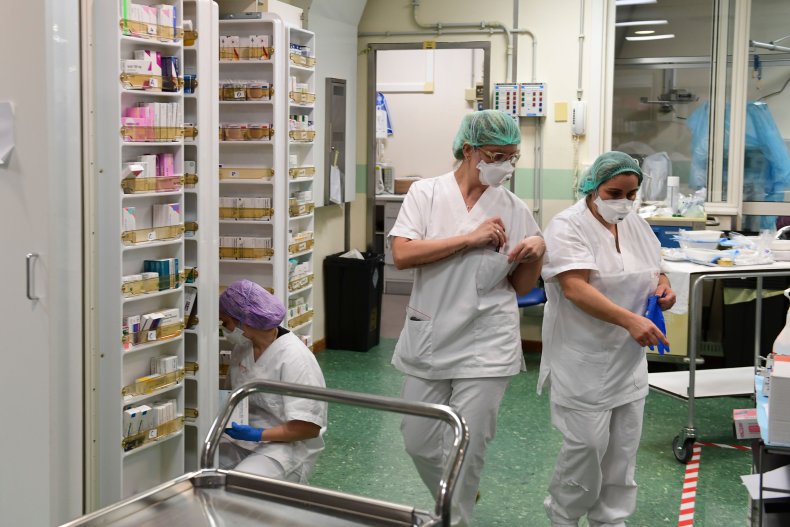 Italian Woman Tests Positive for COVID-19 After 60 Days of
Quarantine and Swabbing 1