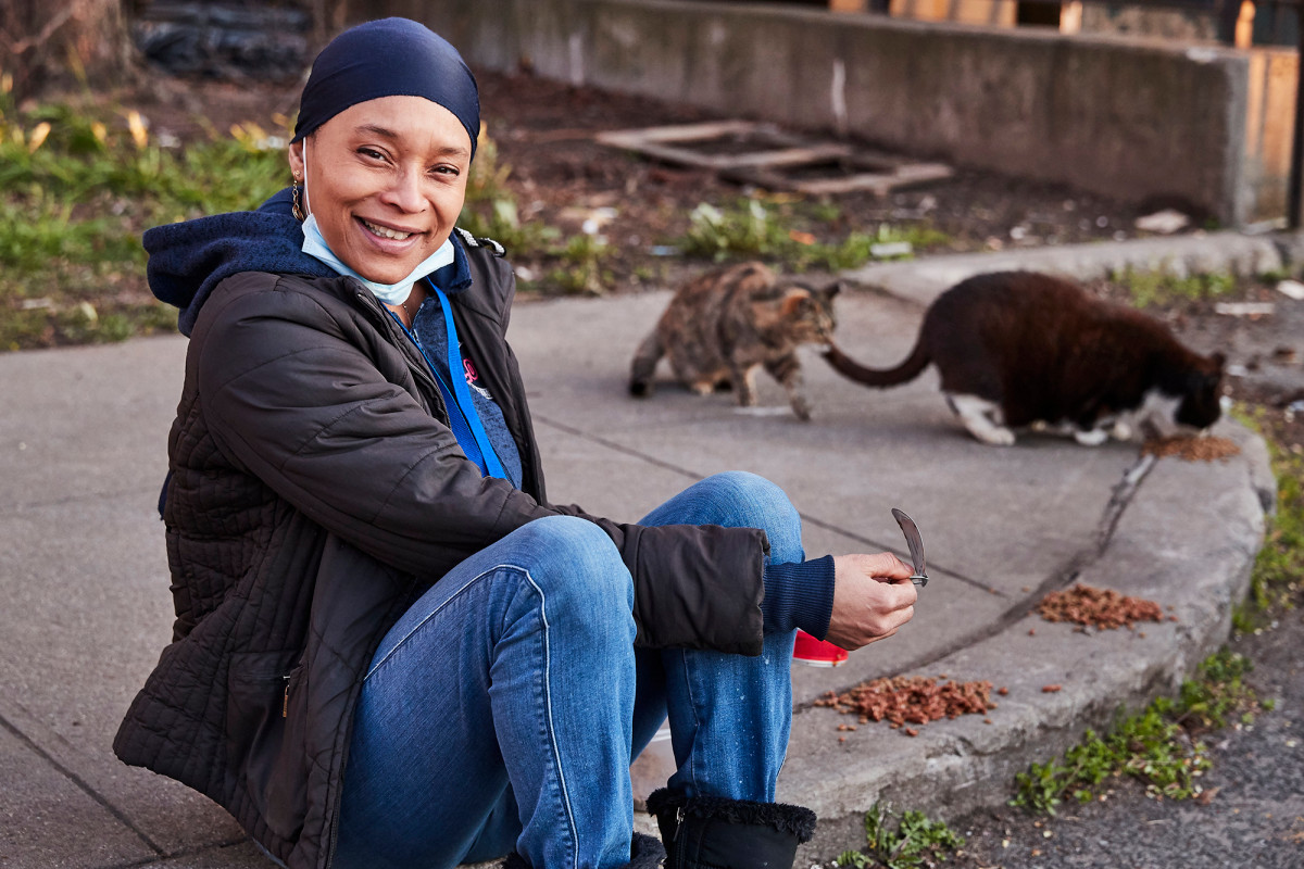Woman spends $600 a month caring for feral cats in NYC amid coronavirus 1