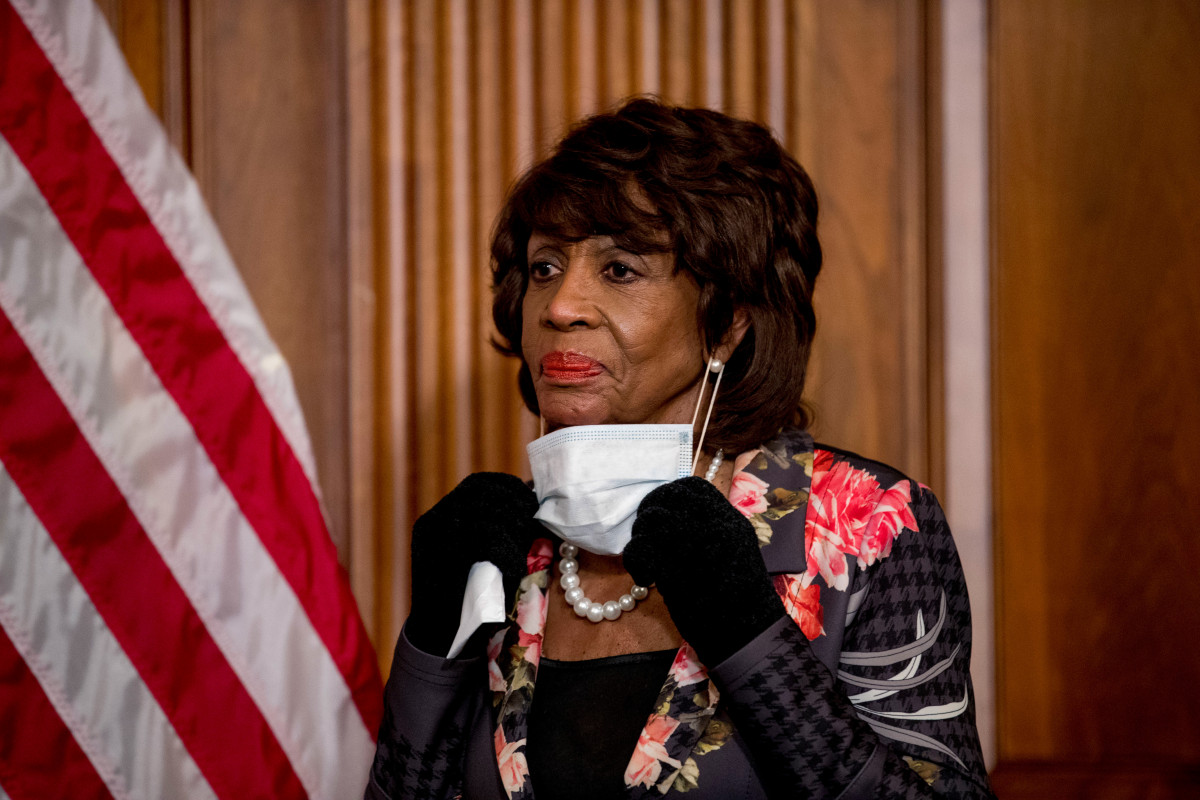 Maxine Waters says her sister is dying from
coronavirus 1