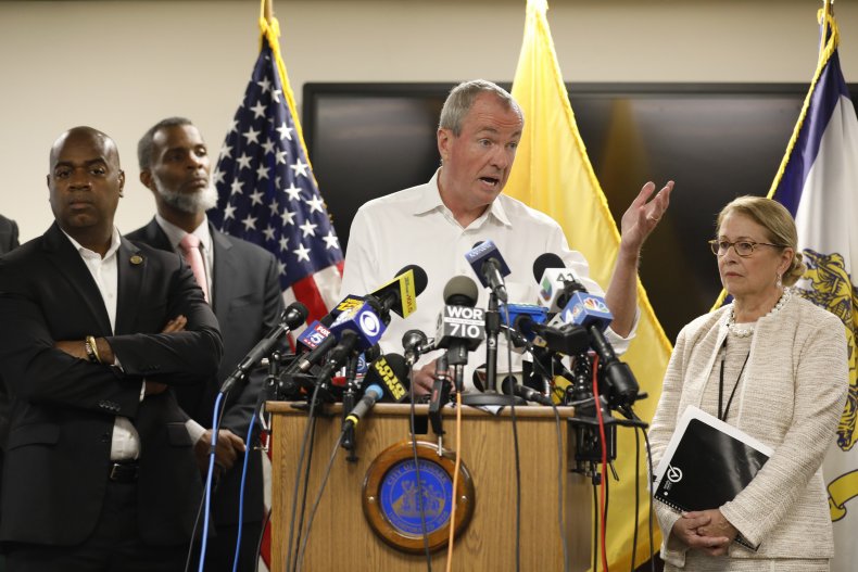 New Jersey Orders Face Masks in Grocery Stores After Largest Spike in Deaths Amid Coronavirus Pandemic 1