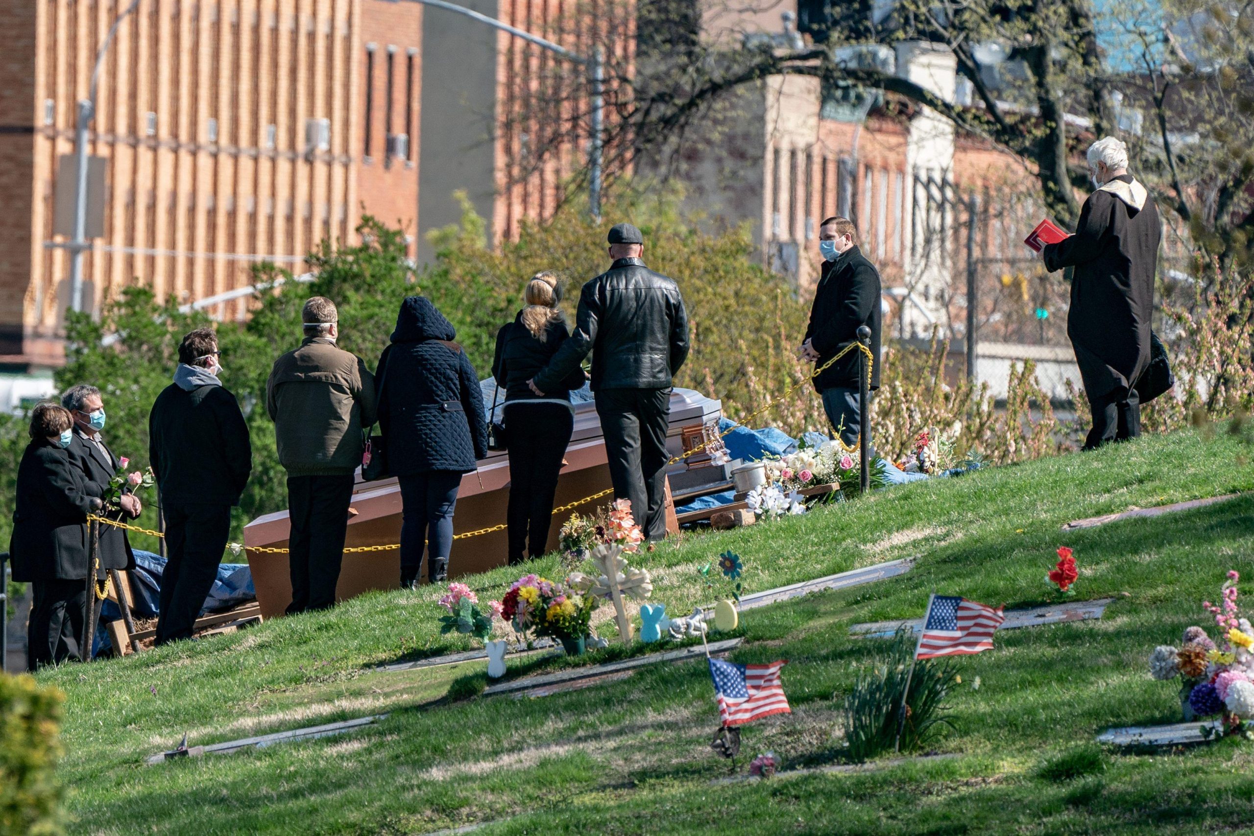In grim milestone, United States logs world's highest coronavirus death toll 1