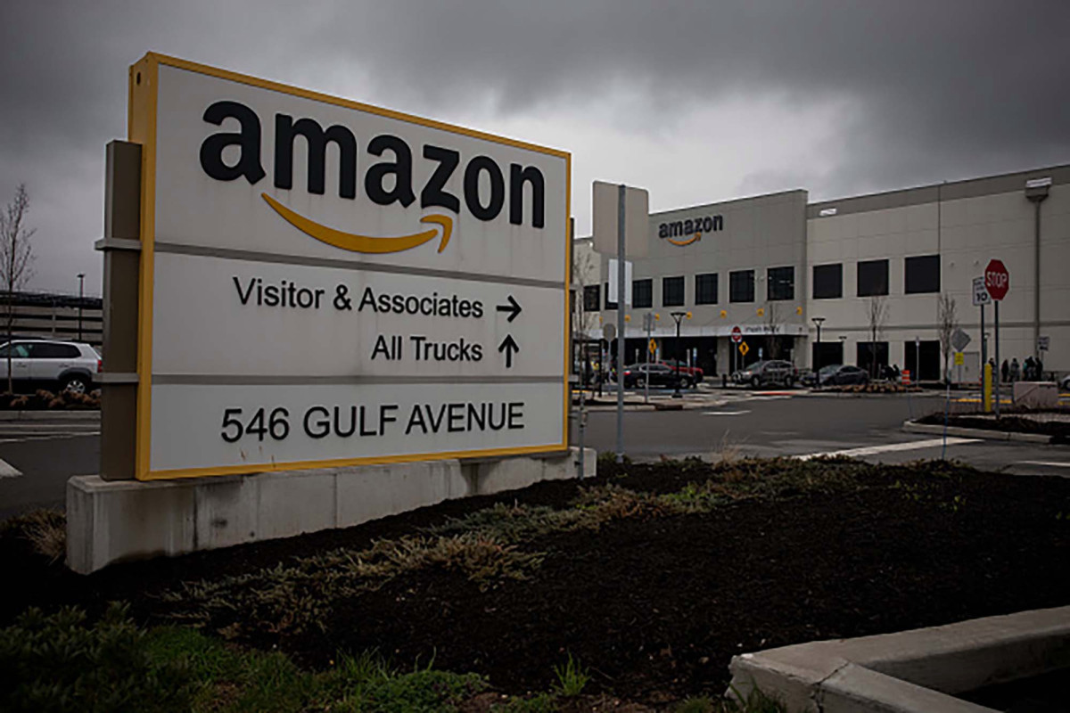 300 Amazon warehouse employees refuse to work amid
coronavirus-safety worries 1