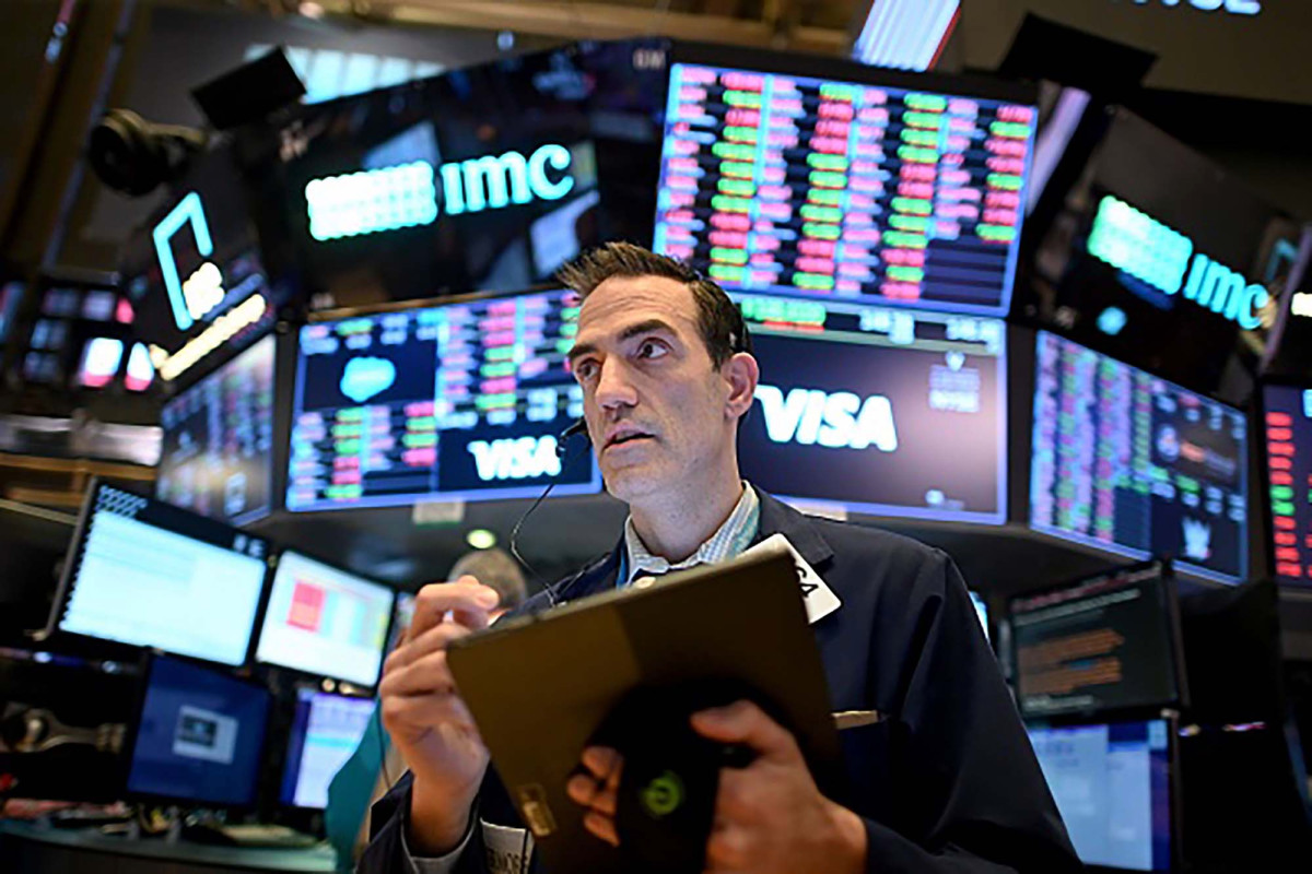 Dow jumps over 1,000 points as coronavirus deaths slow in hotspots 1