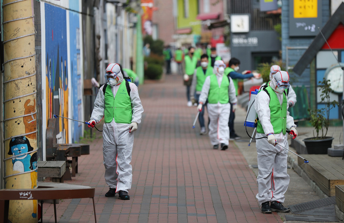 South Korea to track coronavirus quarantine violators with wristbands 1