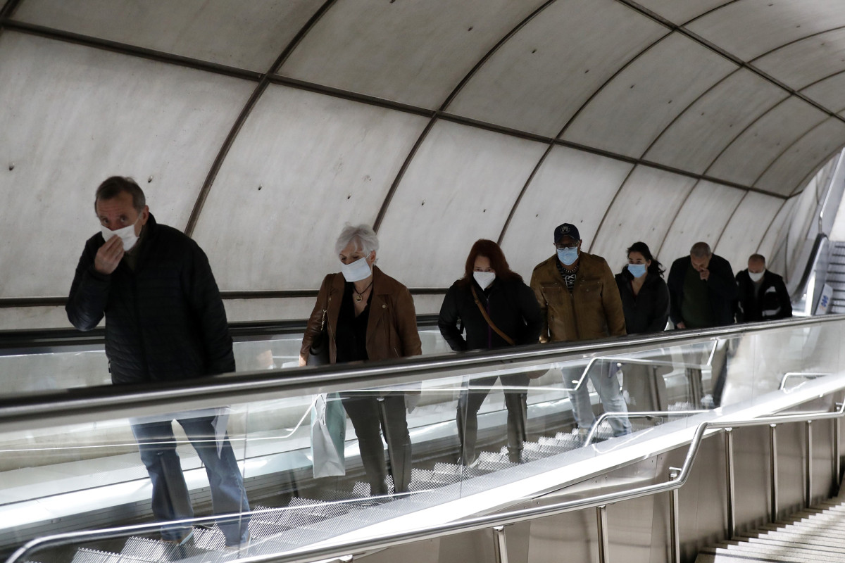 Spain loosens coronavirus restrictions as nearly 300,000 return to work 1