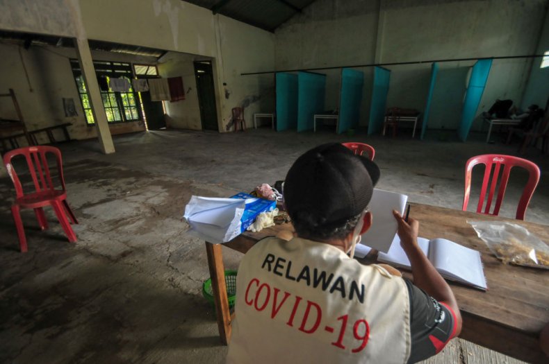 Anti-Maskers Ordered to Dig Graves for COVID-19 Victims in
Indonesia 1