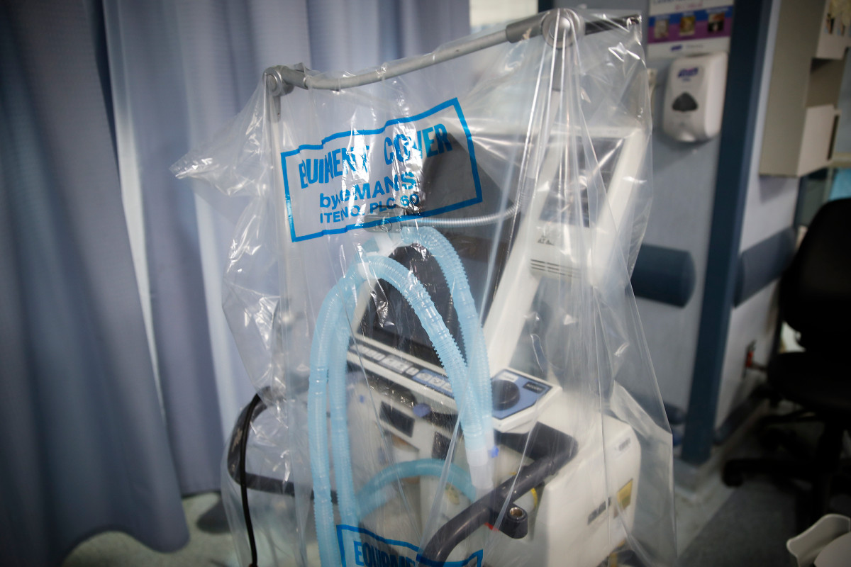 Trump vows to supply more countries with ventilators amid
coronavirus 1