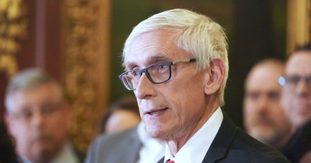 Coronavirus: Wisconsin Governor Suspends In-Person Voting on Eve of Election 1