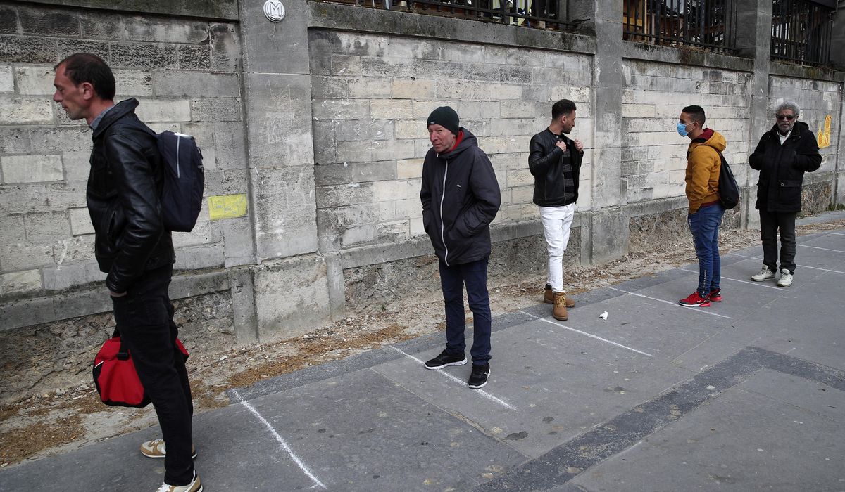 AP PHOTOS: Meals for Paris' marginalized amid coronavirus 1
