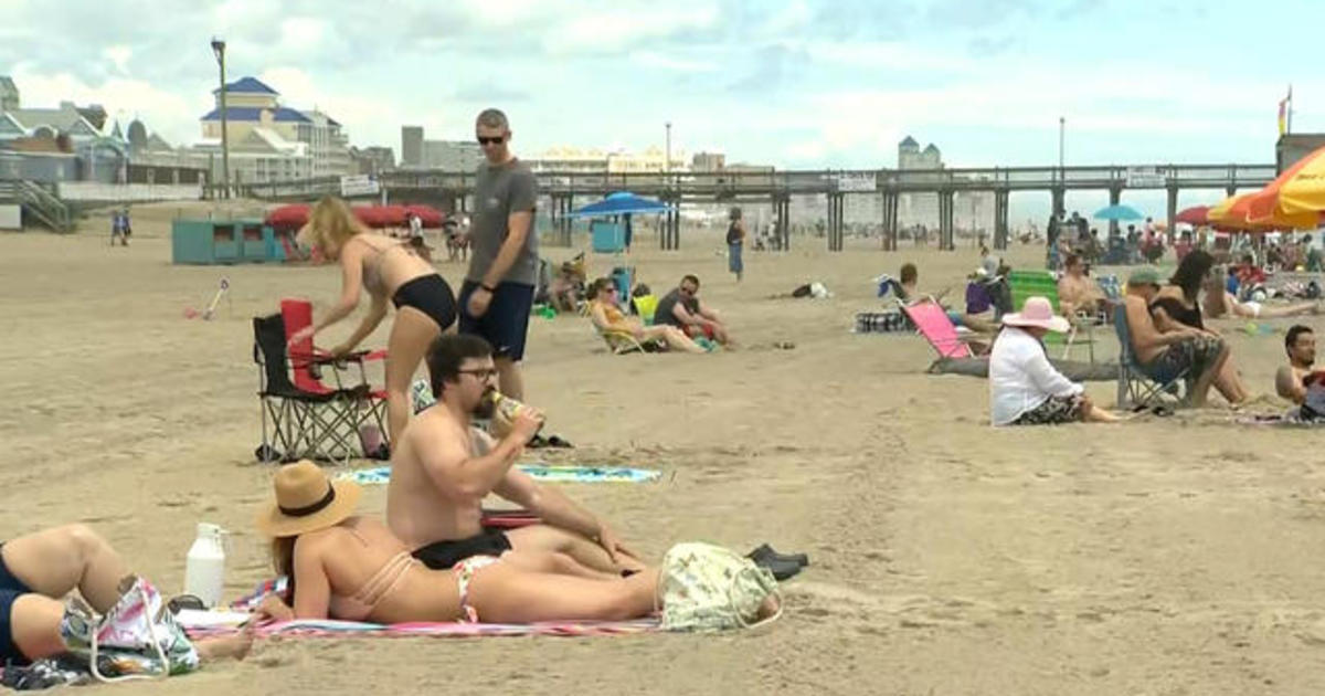 U.S. COVID-19 death toll nears 100,000 as millions celebrate
Memorial Day 1