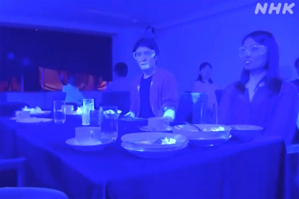 Alarming video shows how quickly coronavirus can spread at a
restaurant 1