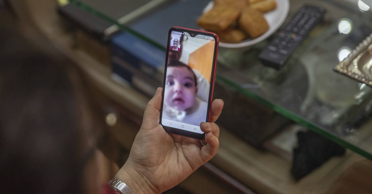 FaceTime conversations don’t have to be awkward: 35 topics
to talk about on your quarantine calls 1