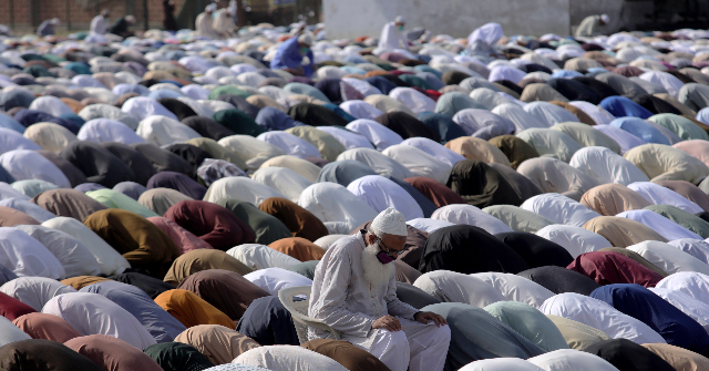 Muslims Around the World Defy Coronavirus Lockdowns to
Celebrate Eid al-Fitr 1