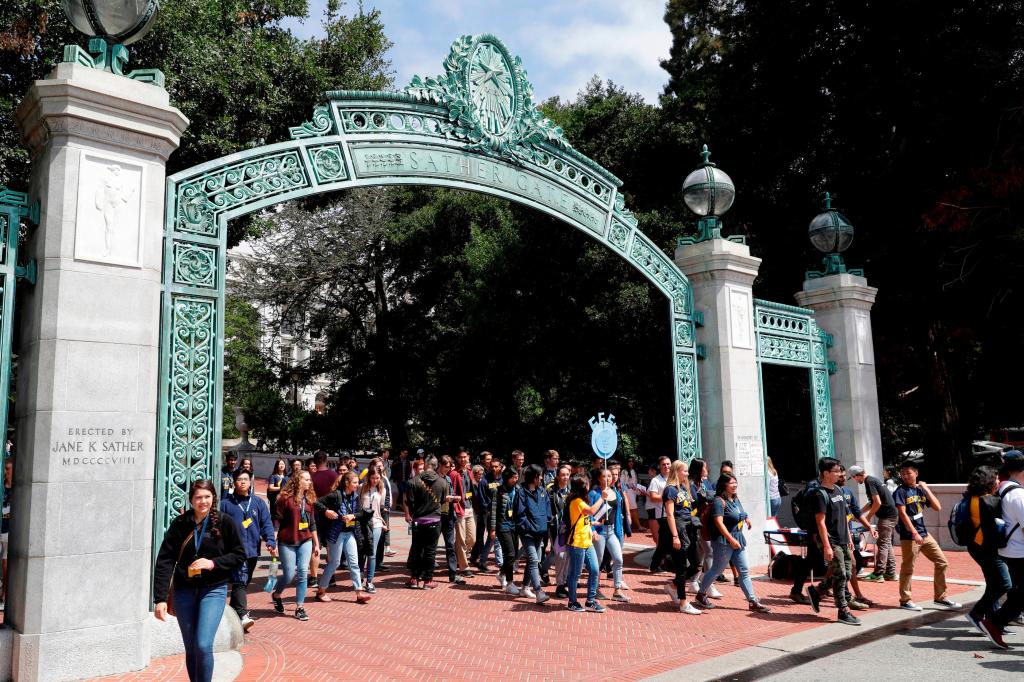 A coronavirus college admissions cheatsheet: What high
school juniors need to know right now 1