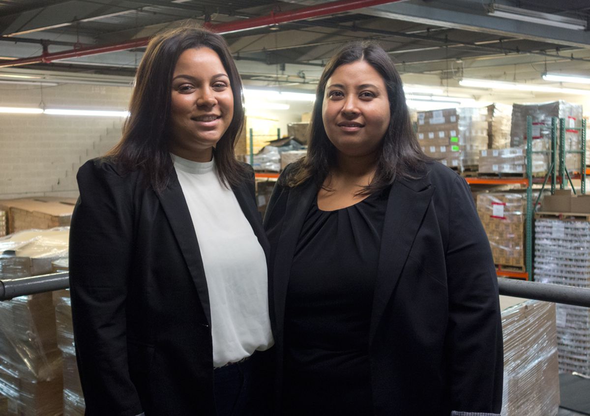 HOMETOWN HELPERS Like mother, like daughter: This dynamic
duo helps feed homebound NYC seniors during COVID-19 crisis 1 HOMETOWN HELPERS Like mother, like daughter: This dynamic
duo helps feed homebound NYC seniors during COVID-19 crisis 1