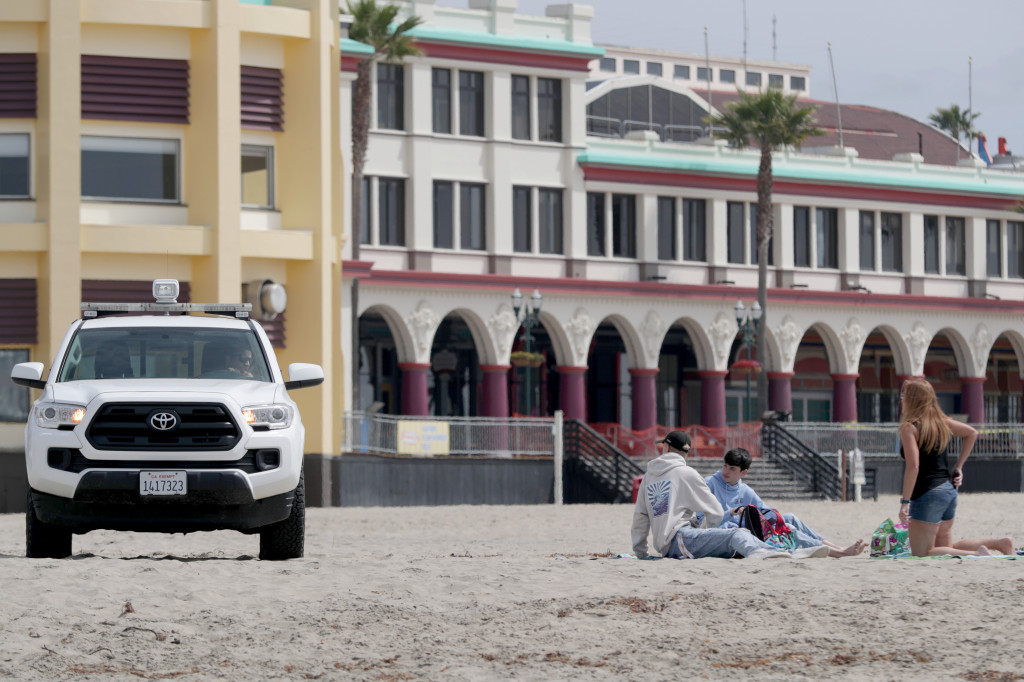 Coronavirus: Despite protests, Californians mostly avoided
the beach Saturday 1