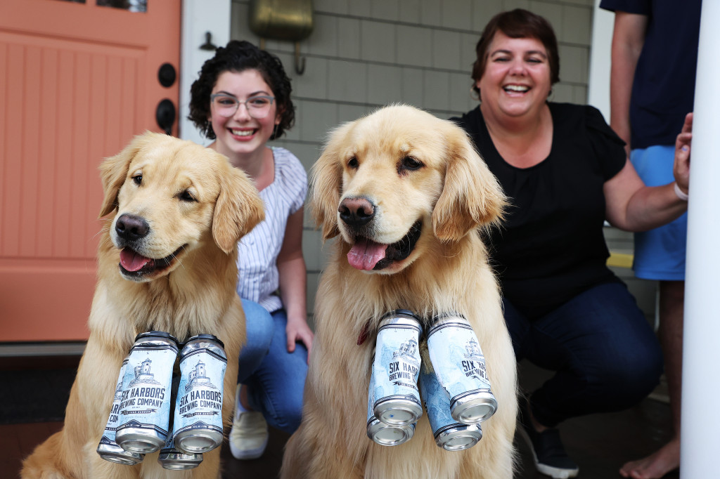 Photos: Golden retrievers Buddy and Barley deliver beer in
New York during coronavirus pandemic 1