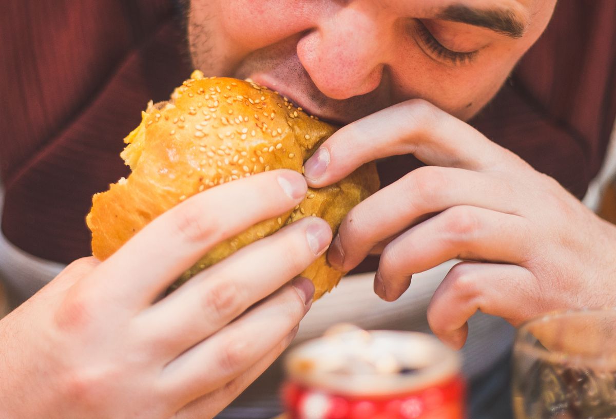 China shuts down conspiracy theorists claiming U.S. eateries
use coronavirus corpses for burgers 1 China shuts down conspiracy theorists claiming U.S. eateries
use coronavirus corpses for burgers 1