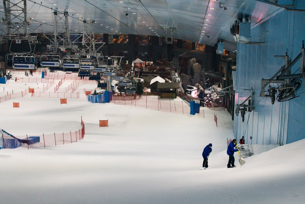 Coronavirus: As Dubai starts to reopen, skiing
resumes 1