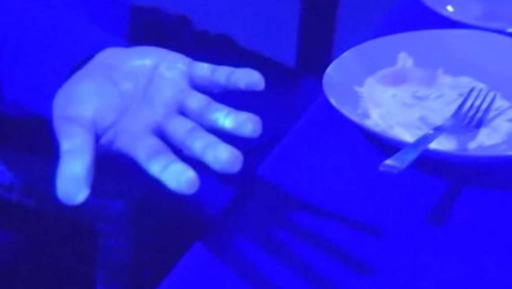 Black light experiment shows how quickly a virus like
Covid-19 can spread at a restaurant 1