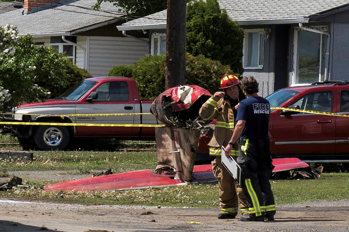 Canadian Air Force jet celebrating coronavirus front-line
workers crashes into home 1 Canadian Air Force jet celebrating coronavirus front-line
workers crashes into home 1
