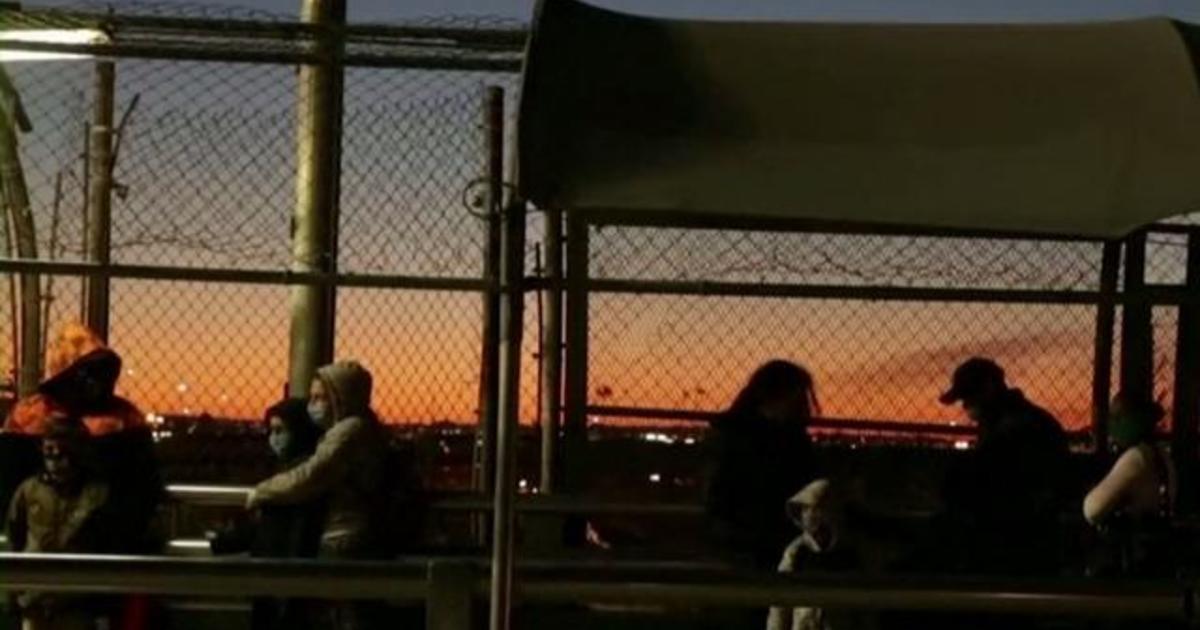 Man held in U.S. migrant detention center dies from
COVID-19 1