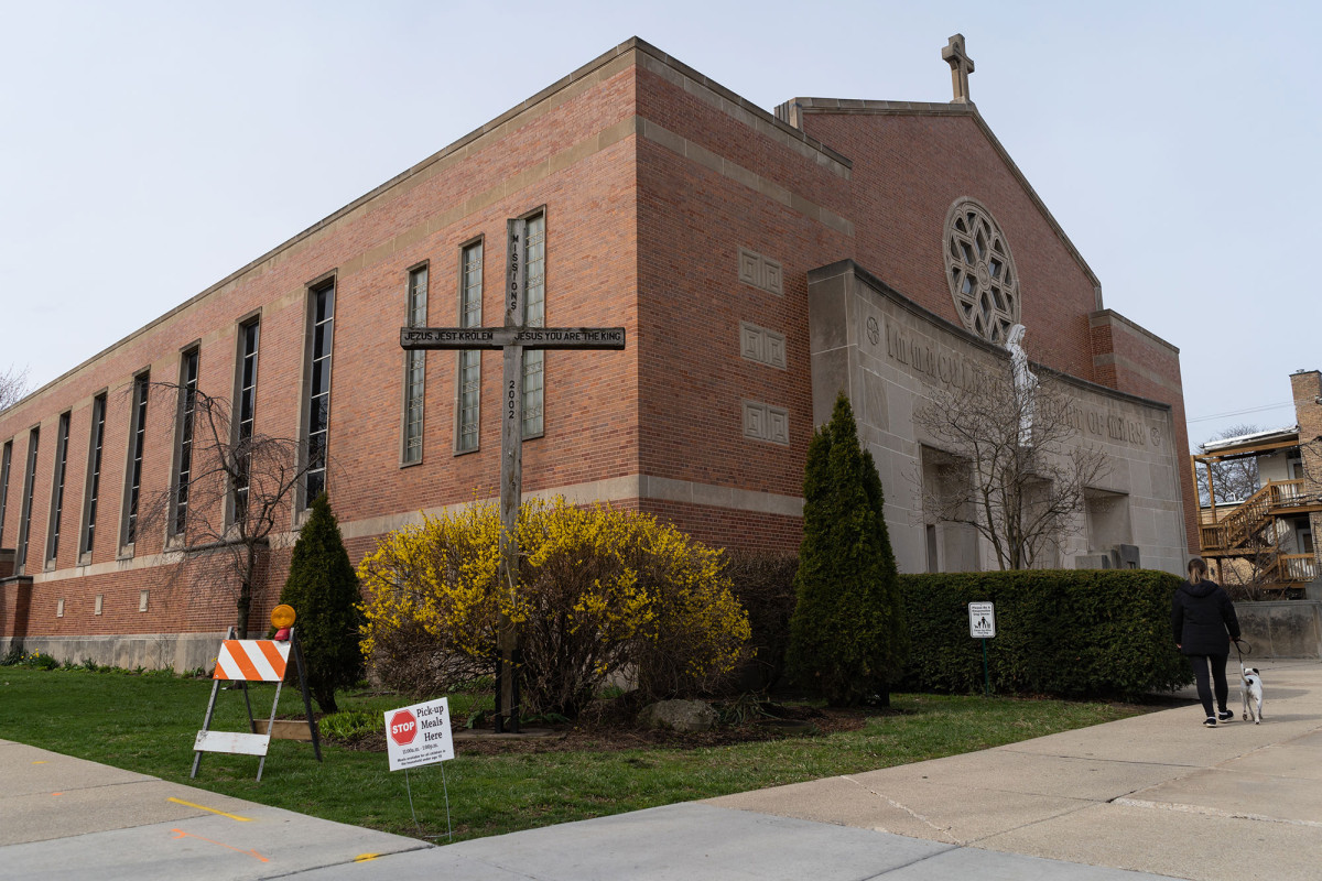 Churches in service adapt to coronavirus-precaution
measures 1