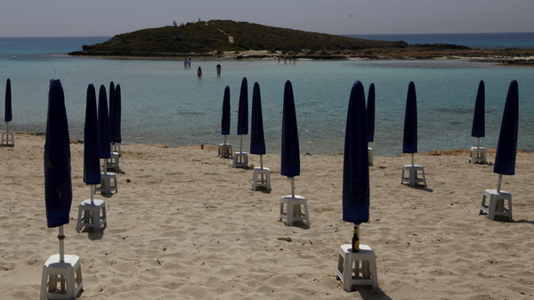 To Lure Tourists, Cyprus Says It Will Cover Costs If They
Contract COVID-19 1
