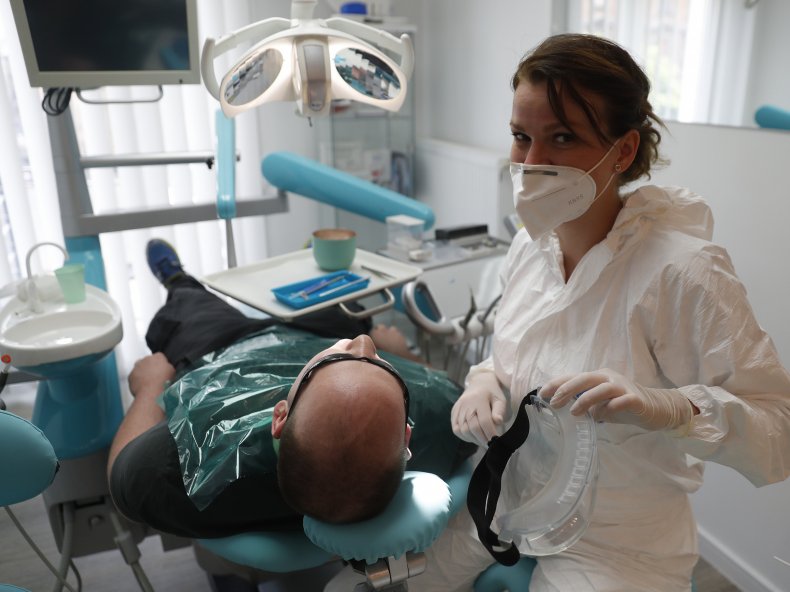 Exclusive: Dentists Call for England's Chief Dental Officer
to Resign Immediately following COVID-19 response 1