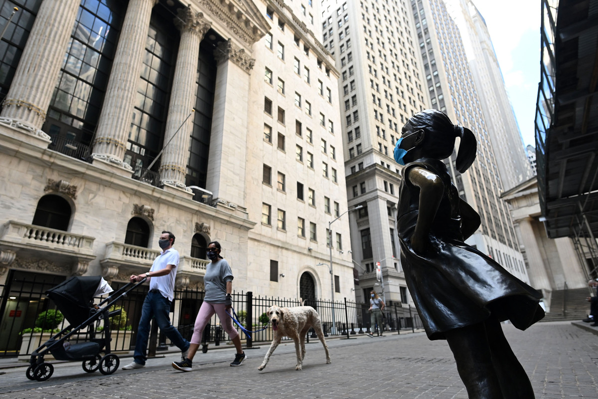 Dow jumps 700 points after Moderna reports promising
coronavirus vaccine 1