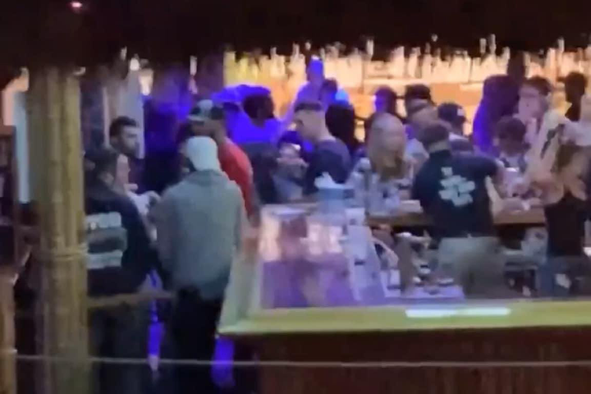 Videos show crowds drinking inside Long Island bar despite
coronavirus shutdown 1
