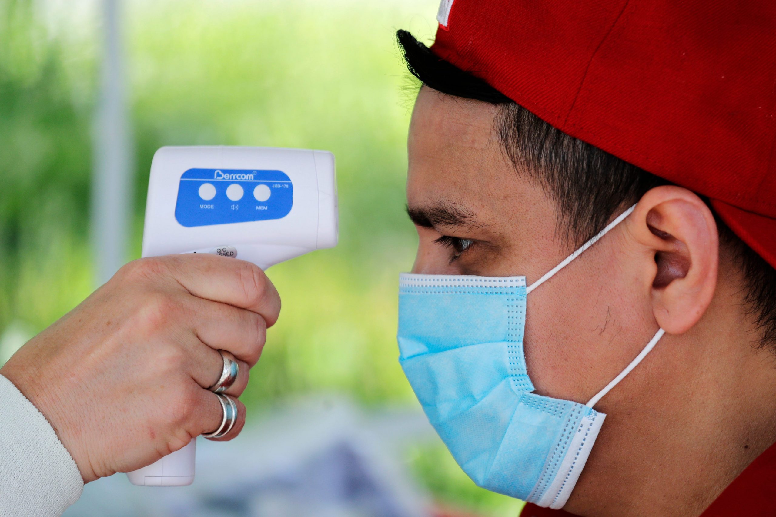Coronavirus live updates: Day after US records 100K deaths,
jobless claims to hit 41M; Tom Hanks donates plasma; gym owners
want you back 1 Coronavirus live updates: Day after US records 100K deaths,
jobless claims to hit 41M; Tom Hanks donates plasma; gym owners
want you back 1