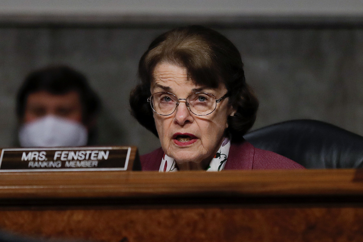 FBI questions Dianne Feinstein about coronavirus stock
sales 1