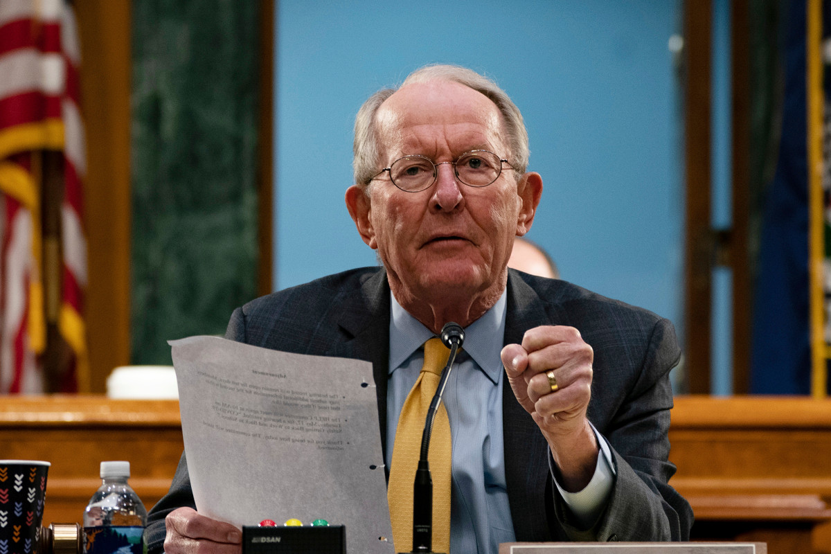 Sen. Lamar Alexander to self-quarantine after staffer tests
positive for coronavirus 1