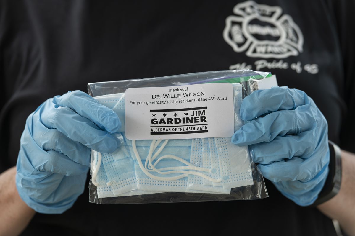 Ald. Gardiner hands out face masks in Jefferson Park to
combat spread of coronavirus: Photos 1