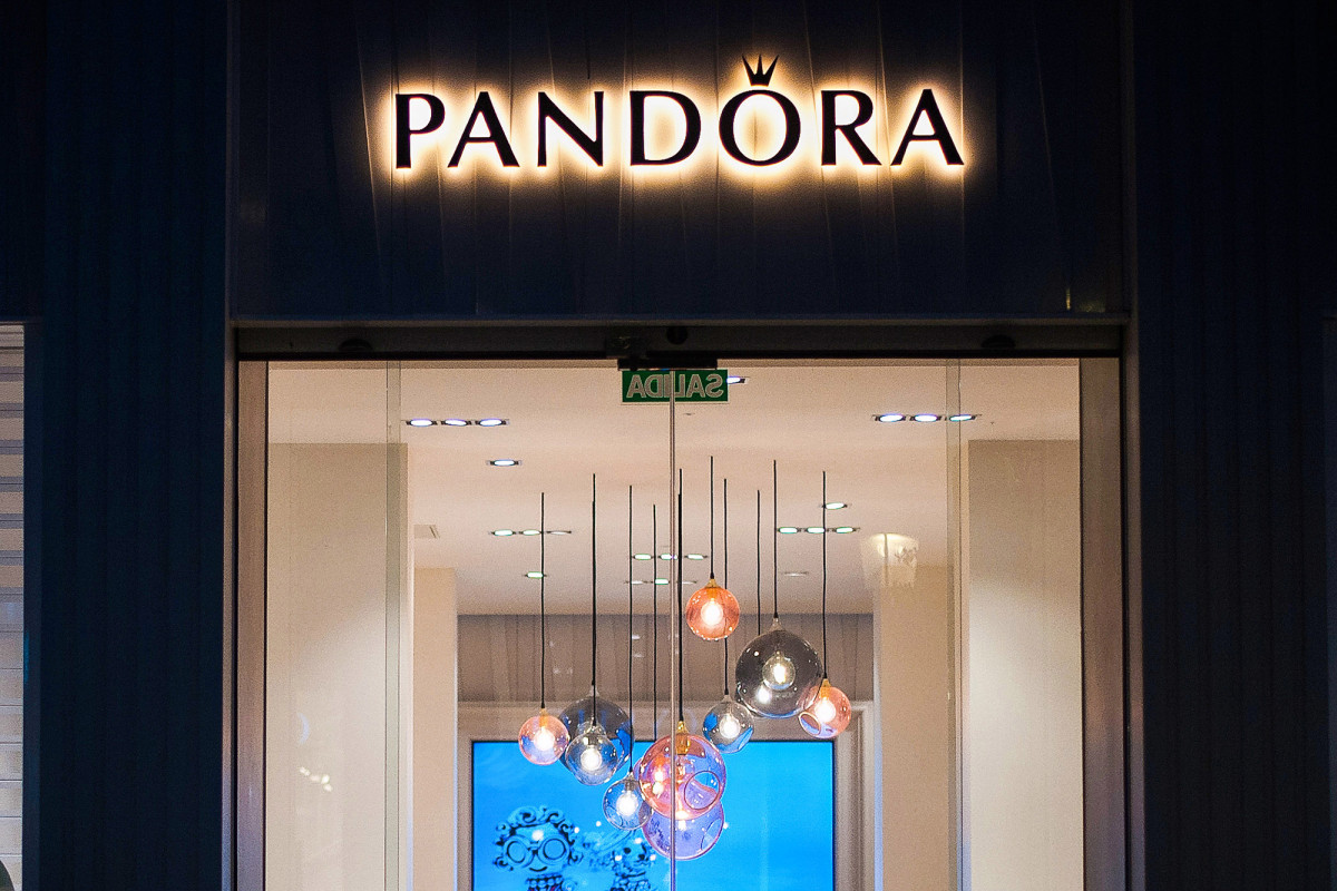 Pandora jewelers reopening North America stores with
coronavirus precautions 1