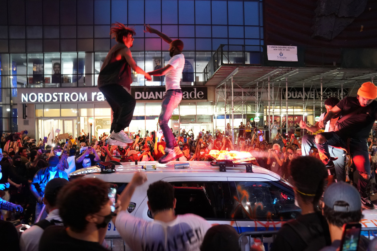 Protesters increase the risk of getting, spreading
coronavirus: officials 1