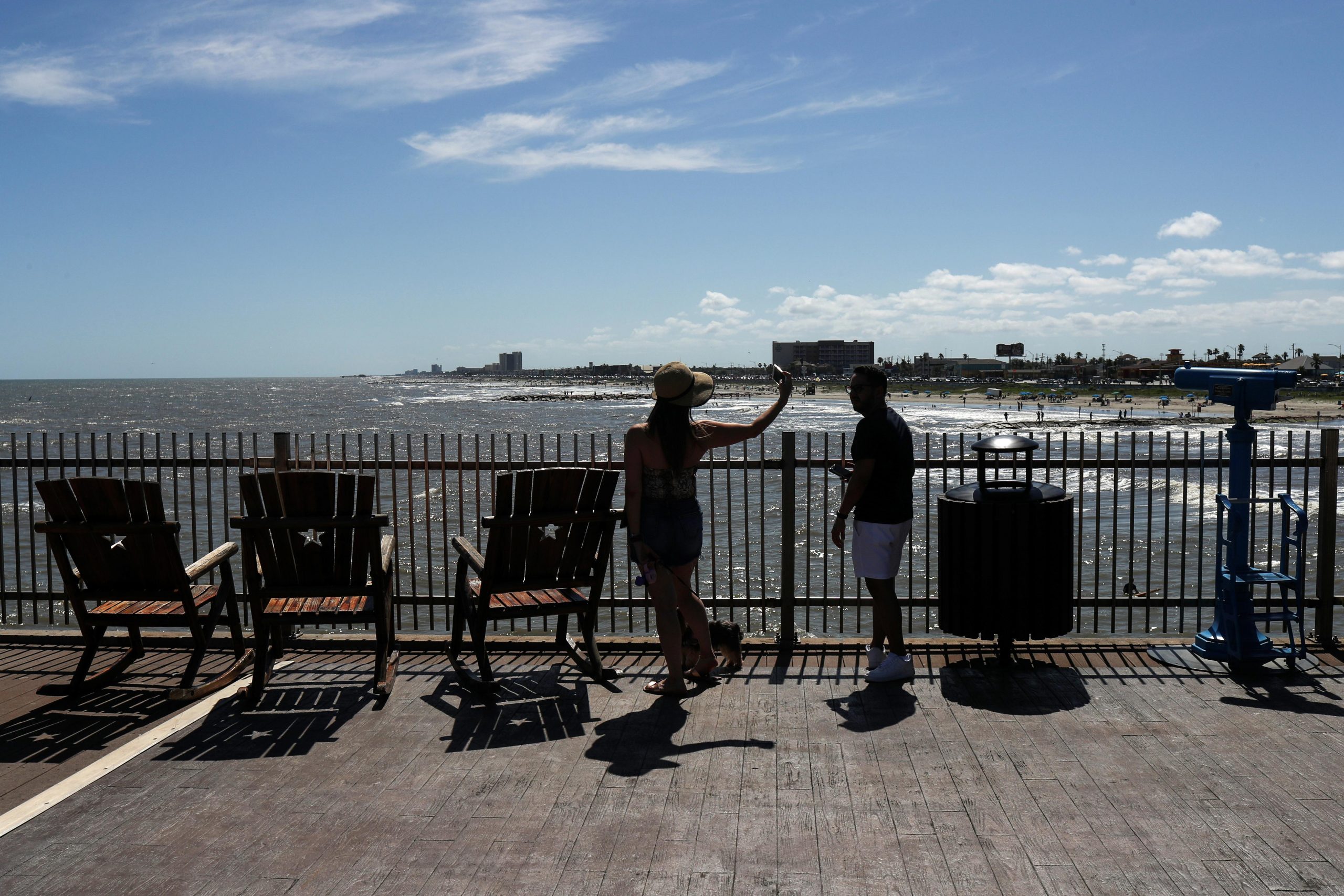 Warm weather draws crowds in some cities as parts of U.S.
start easing coronavirus lockdowns 1