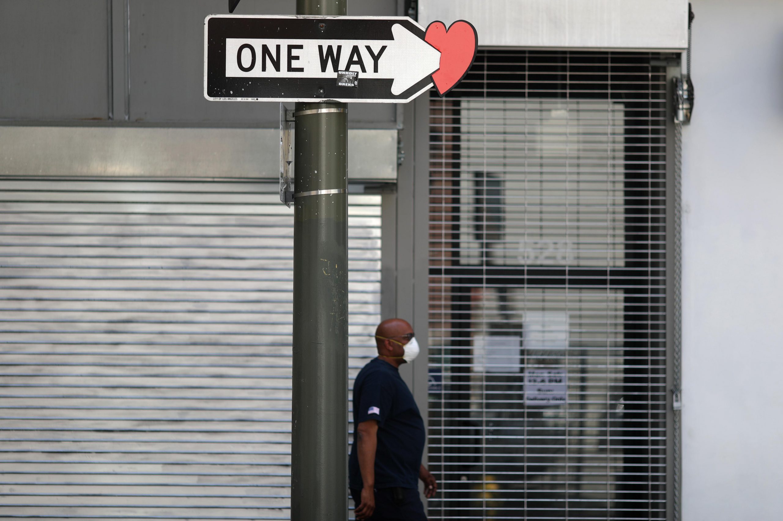 Coronavirus inflicts huge U.S. job losses as pandemic
breaches White House walls 1