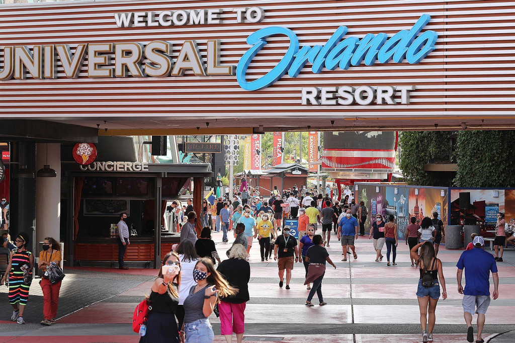 Universal Orlando warns visitors of ‘inherent risk’ of
coronavirus exposure 1