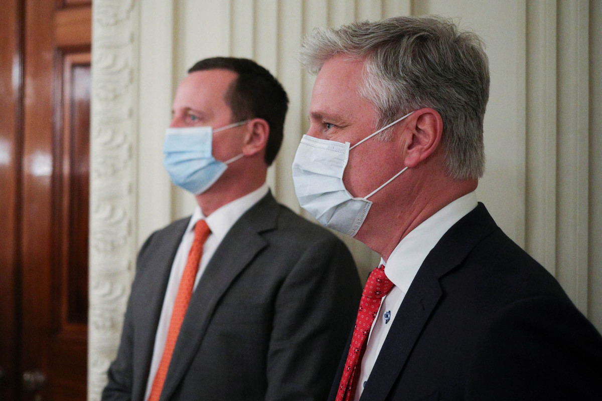 White House staffers told to wear masks after coronavirus
outbreak 1
