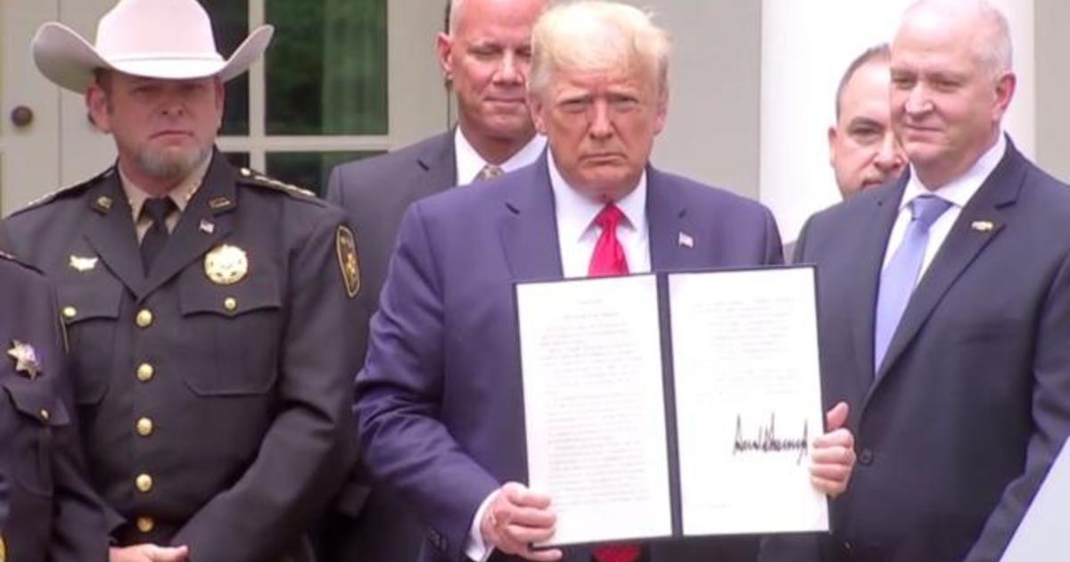 Trump signs executive order on police reforms after
protests 1