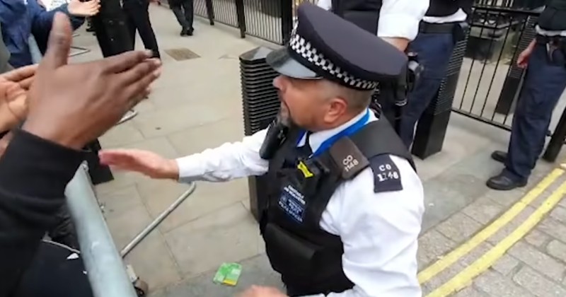 UK Police Officers Told to ‘Take a Knee’ For BLM
Protesters 1