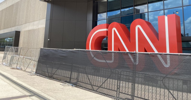 CNN ‘Builds a Wall’ to Protect Itself From Violent
Protests 1