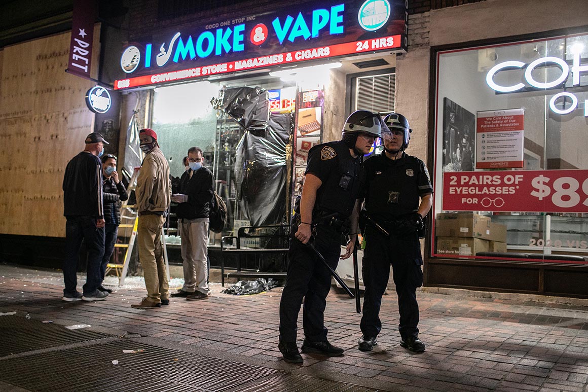 Feds comb Facebook to hunt down alleged rioters and
looters 1